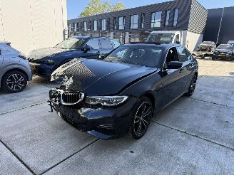 Schadeauto BMW 3-serie 330e High Executive M HUD - SCHUIFDAK - KEYLESS 2019/10