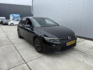 damaged passenger cars Volkswagen Golf 1.0 eTSI Life NAVI - CLIMA - CRUISE - LED 2022/10