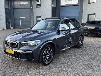 Damaged car BMW X5 XDRIVE40i M-Pakket NAP Nederlandse Auto High Executive Pano Sfeerverlichting 360Camera 2019/5