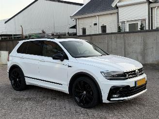krockskadad bil auto Volkswagen Tiguan 1.5 TSI R-Line Pano NAP Nederlandse Auto 2020/10