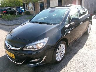 Vaurioauto  passenger cars Opel Astra 1.4 COSMO SEDAN CLIMA NAVI 2013/2