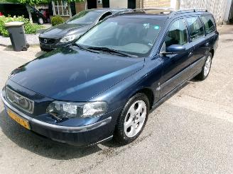 Vaurioauto  passenger cars Volvo V-70 2.4 D5 GEARTRONIC BLACK SAPPHIRE EDITION II 2004/1