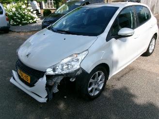 Schadeauto Peugeot 208 1.2 I ENVY CLIMA NAVI 2014/3