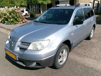 uszkodzony samochody osobowe Mitsubishi Outlander 2.0 INVITE PLUS GEEN SCHADE 2005/7