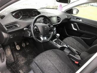 Peugeot 308 BREAK  1.2 T picture 15