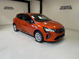 damaged passenger cars Renault Clio  2025/7