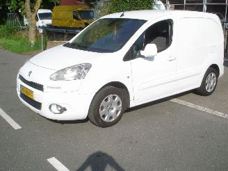 uszkodzony samochody ciężarowe Peugeot Partner 1.6HDI 3 ZITTER AIRCO-NAVIGATIE 2014/8