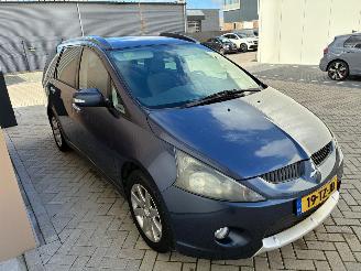 damaged passenger cars Mitsubishi Grandis 2.4-16V InSport 7-Persoons 2007/3