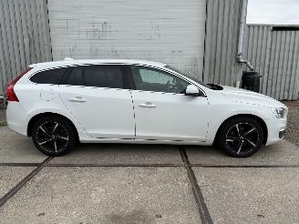 Volvo V-60 2.0 D2 R-Design Automaat picture 2