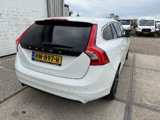 Schadeauto Volvo V-60 2.0 D2 R-Design Automaat 2015/11