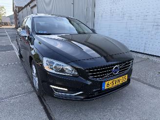 Unfallwagen Volvo V-60 2.4 D6 AWD Plug in Hybrid Summum 2013/12