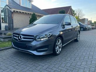Vaurioauto  passenger cars Mercedes B-klasse 180 d NAVI KLIMA PDC 2016/3