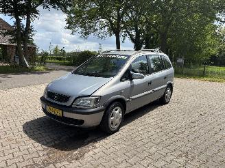 Damaged car Opel Zafira 1.6 Benzine 7 Persoons B.J 2000 sloop/loop 2000/1