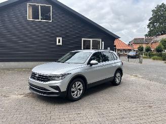 Schadeauto Volkswagen Tiguan 1.5 AUTOMAAT 150 PK NAVI CLIMA CAMERA VIR Dashboard LED TREKHAAK B.J 2024 2024/1