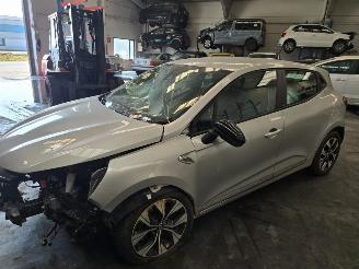 damaged passenger cars Renault Clio  2021/5