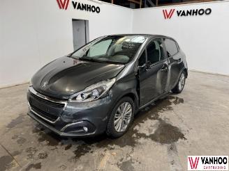 damaged passenger cars Peugeot 208  2017/6