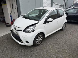 damaged passenger cars Toyota Aygo 1.0 VVT-i Aspiration 2012/12
