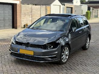 Damaged car Volkswagen Golf 1.5 TSI Pano AUTOMAAT 2017/1