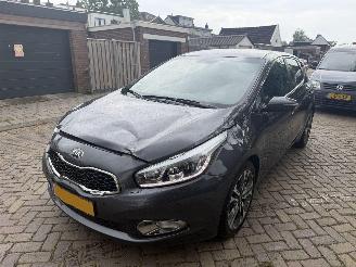 krockskadad bil auto Kia Cee d AUTOMAAT 2014/1