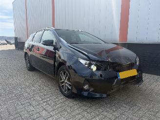 damaged passenger cars Toyota Auris Touring Sports 1.8 hybride 2014/1