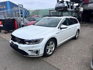 uszkodzony samochody osobowe Volkswagen Passat 1.4 GTE / DSG / PANO / VOLLE AUTO / 2018/5