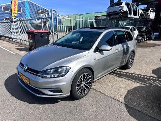 uszkodzony samochody osobowe Volkswagen Golf 1.0 TSI / DSG / PANO / 2018/8