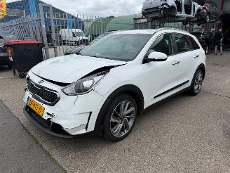 krockskadad bil auto Kia Niro 1.6 GDI HYBRIDE 2019/6