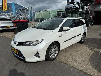 uszkodzony samochody osobowe Toyota Auris Touring Sports 1.8 HYBRIDE / PANO 2014/1