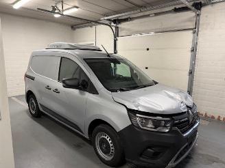 Vaurioauto  passenger cars Renault Kangoo AUTOMATIC 2024/2
