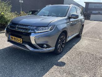 Unfallwagen Mitsubishi Outlander 2.0 plug in 2015/12