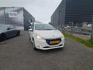 Vaurioauto  passenger cars Peugeot 208 PEUGEOT 208 Peugeot 208 1.2 Vti 12V PureTech 82 NETTE AUTO 2012/9