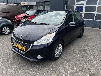 Vaurioauto  passenger cars Peugeot 208 1.0 VTI BLUE LEASE 2013/11