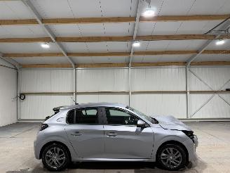 Vaurioauto  passenger cars Peugeot 208 1.2PT 74kW Automaat Blue Lease Active 2021/7
