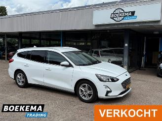 Damaged car Ford Focus Wagon 1.0 EcoBoost Trend Edition Business Navigatie Climate Cruise PDC 2019/9