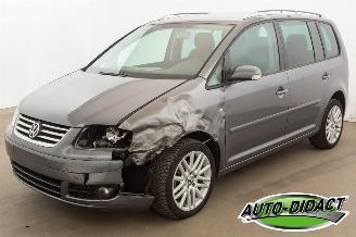 Vaurioauto  passenger cars Volkswagen Touran 1.9 TDI Automaat 7persoons Clima 2006/7