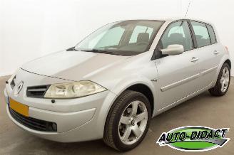 Vaurioauto  passenger cars Renault Mégane 1.6-16V Clima Business Line 2008/9